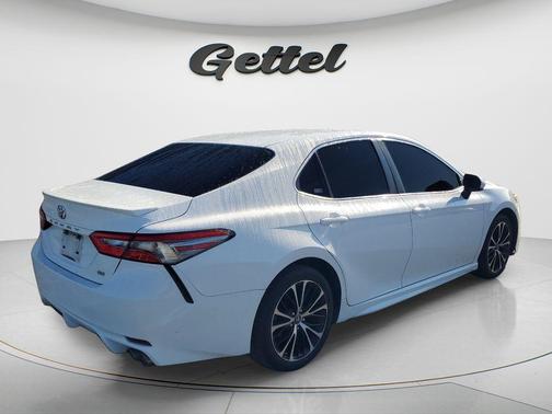 Super White 2018 Toyota Camry SE