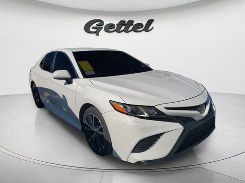 Super White 2018 Toyota Camry SE