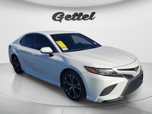 Super White 2018 Toyota Camry SE