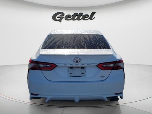 Super White 2018 Toyota Camry SE