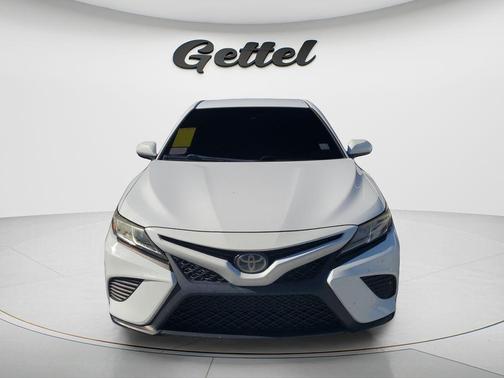 Super White 2018 Toyota Camry SE