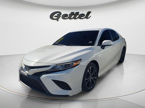 Super White 2018 Toyota Camry SE