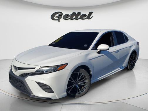 Super White 2018 Toyota Camry SE