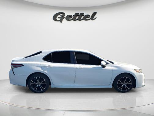 Super White 2018 Toyota Camry SE
