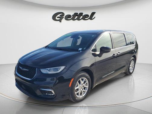Brilliant Black Crystal Pearlcoat 2023 Chrysler Pacifica Touring L