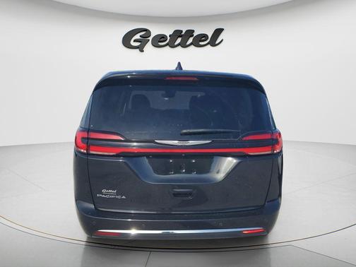Brilliant Black Crystal Pearlcoat 2023 Chrysler Pacifica Touring L