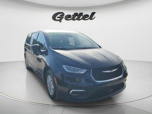 Brilliant Black Crystal Pearlcoat 2023 Chrysler Pacifica Touring L