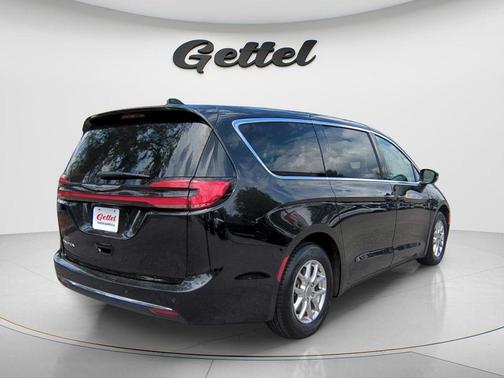 Brilliant Black Crystal Pearlcoat 2023 Chrysler Pacifica Touring L