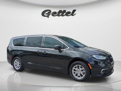 Brilliant Black Crystal Pearlcoat 2023 Chrysler Pacifica Touring L