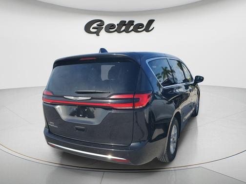Brilliant Black Crystal Pearlcoat 2023 Chrysler Pacifica Touring L