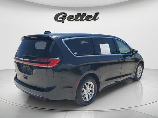 Brilliant Black Crystal Pearlcoat 2023 Chrysler Pacifica Touring L