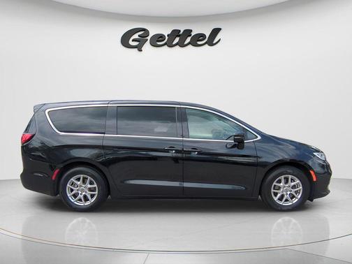 Brilliant Black Crystal Pearlcoat 2023 Chrysler Pacifica Touring L