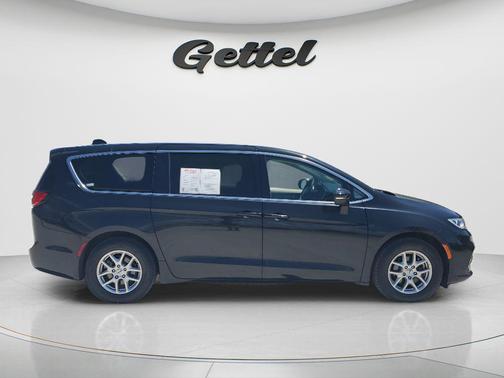 Brilliant Black Crystal Pearlcoat 2023 Chrysler Pacifica Touring L