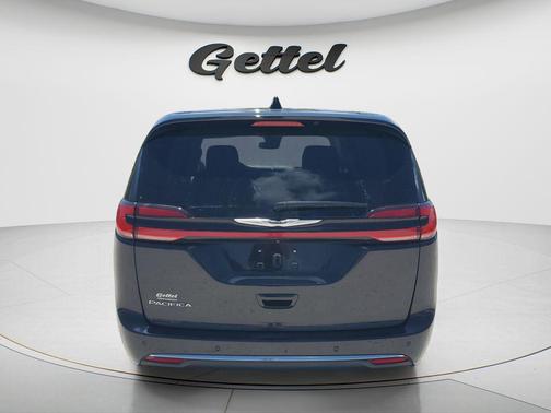 Brilliant Black Crystal Pearlcoat 2023 Chrysler Pacifica Touring L