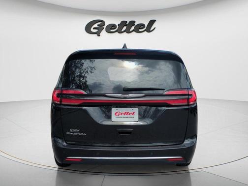Brilliant Black Crystal Pearlcoat 2023 Chrysler Pacifica Touring L