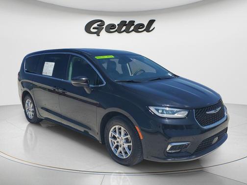 Brilliant Black Crystal Pearlcoat 2023 Chrysler Pacifica Touring L