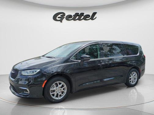 Brilliant Black Crystal Pearlcoat 2023 Chrysler Pacifica Touring L