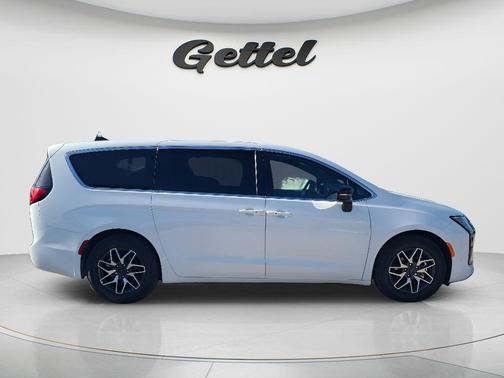 Bright White Clearcoat 2027 Chrysler Pacifica Limited