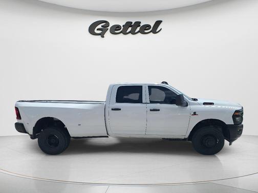 Bright White Clearcoat 2026 RAM 3500 Tradesman Crew Cab 4x4 8' Box