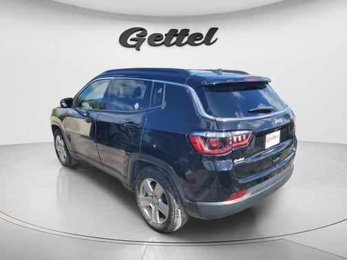 Diamond Black Crystal Pearlcoat 2022 Jeep Compass Latitude