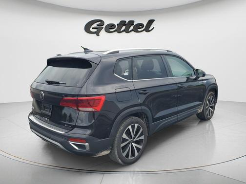 Deep Black Pearl 2023 Volkswagen Taos 1.5T SE