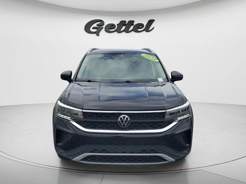 Deep Black Pearl 2023 Volkswagen Taos 1.5T SE