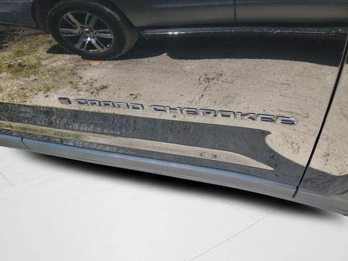 Diamond Black Crystal Pearlcoat 2023 Jeep Grand Cherokee L Altitude