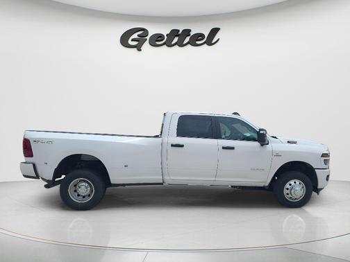 Bright White Clearcoat 2026 RAM 3500 Big Horn Crew Cab 4x4 8' Box
