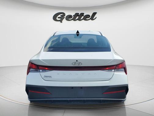 2024 Hyundai ELANTRA SE