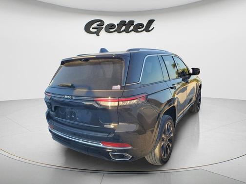 Diamond Black Crystal Pearlcoat 2023 Jeep Grand Cherokee Overland