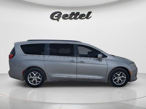 Billet Silver Metallic Clearcoat 2017 Chrysler Pacifica Touring-L