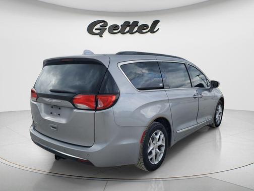 Billet Silver Metallic Clearcoat 2017 Chrysler Pacifica Touring-L