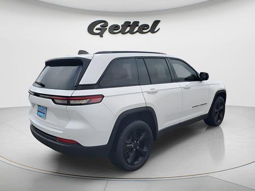 Bright White Clearcoat 2023 Jeep Grand Cherokee Altitude