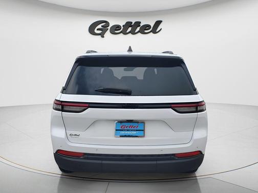 Bright White Clearcoat 2023 Jeep Grand Cherokee Altitude