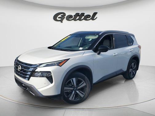 Everest White Pearl/Super Black 2024 Nissan Rogue SL