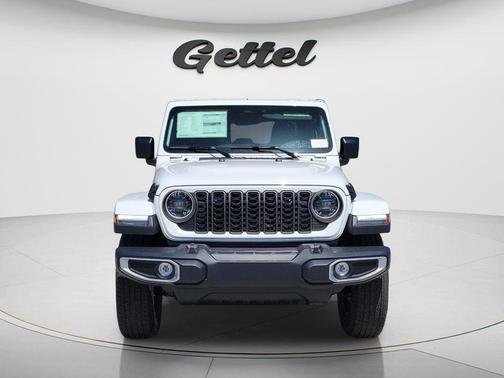Bright White Clearcoat 2026 Jeep Gladiator Sahara 4x4