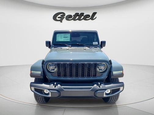 Anvil Clearcoat 2026 Jeep Gladiator Sahara 4x4