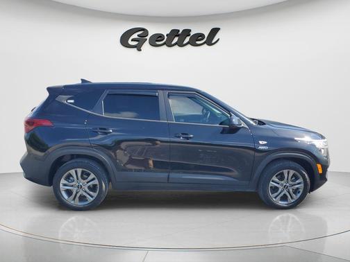 Cherry Black 2022 Kia Seltos LX