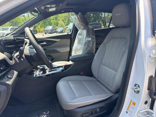 White Frost Tricoat 2026 Buick Envista Avenir FWD