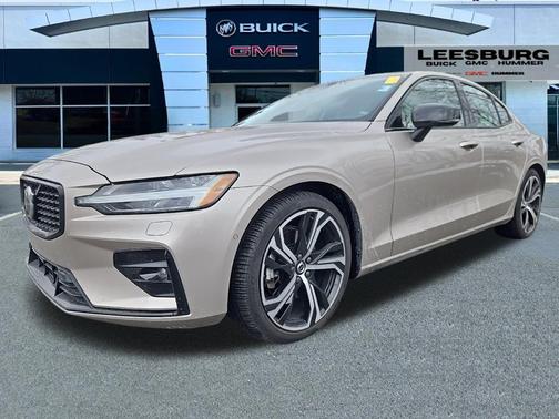 2024 Volvo S60 B5 Plus Dark Theme