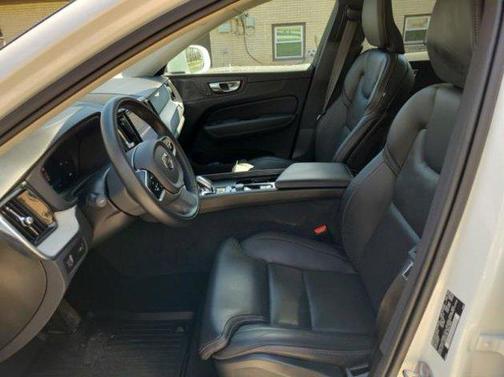 2022 Volvo XC60 B5 Inscription