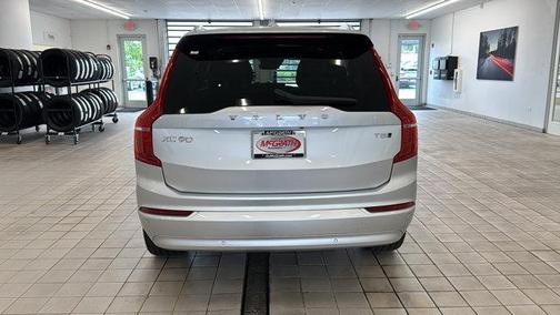 2022 Volvo XC90 T5 Momentum