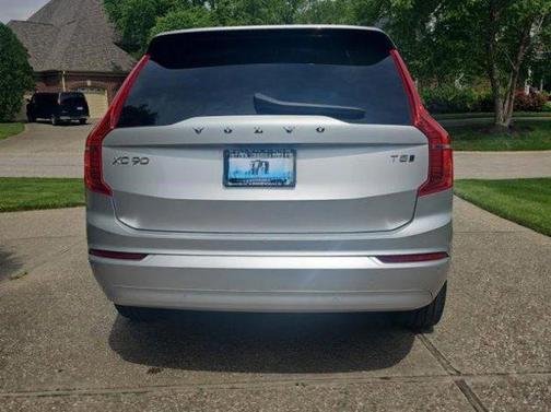 2022 Volvo XC90 T5 Momentum