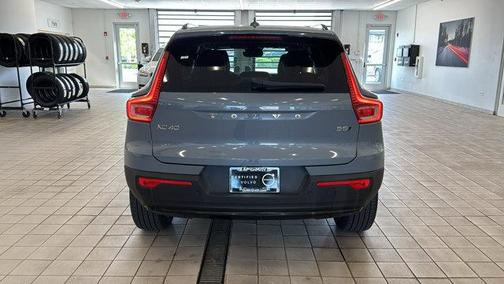 2023 Volvo XC40 B5 Plus Dark Theme