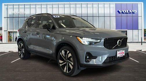 2023 Volvo XC40 B5 Plus Dark Theme