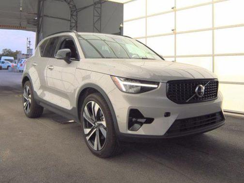 2025 Volvo XC40 B5 Plus Dark Theme