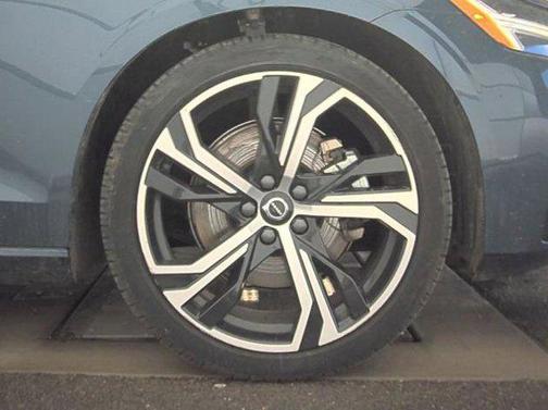 2024 Volvo S60 B5 Core Dark Theme