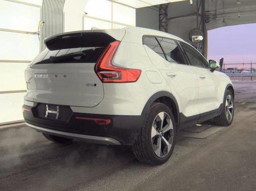 2025 Volvo XC40 B5 Core Bright Theme