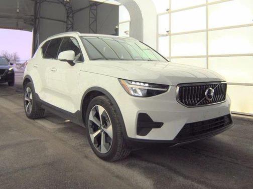 2025 Volvo XC40 B5 Core Bright Theme
