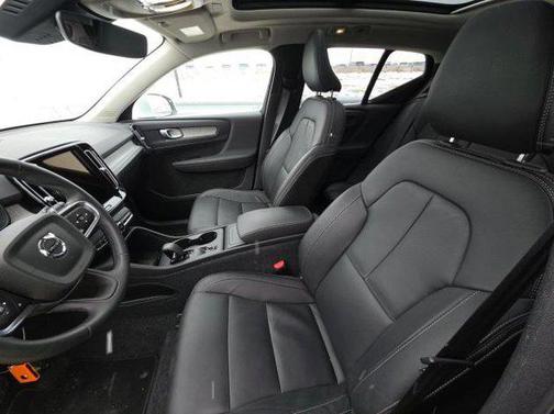 2025 Volvo XC40 B5 Core Bright Theme